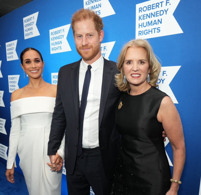 Harry, Meghan et Kerry Kennedy à l’hôtel Hilton Midtown, à New York, lors du prix Ripple of Hope de la Fondation Robert F. Kennedy des droits de l’homme, le 6 décembre 2022.