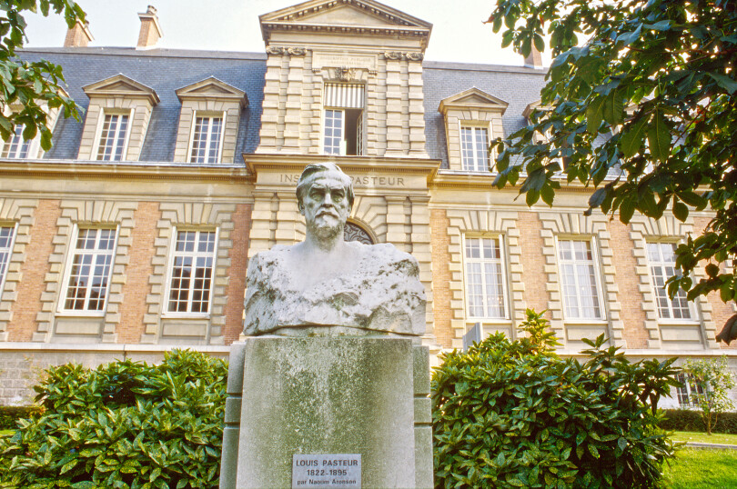 L’Institut Pasteur est inauguré le 14 novembre 1888 grâce au succès d’une souscription internationale. Louis et Marie Pasteur reposent encore aujourd’hui dans cette grande maison qui porte leur nom.