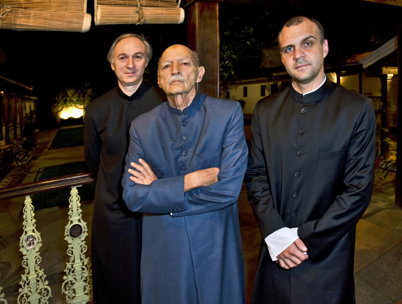 Mukarram Jah entouré de ses fils, les princes Azmet Jah et Alexander Azam Jah.