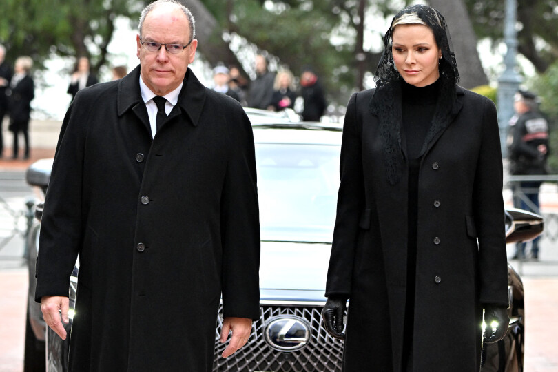 Albert et Charlène de Monaco à leur arrivée à la cathédrale de Monaco pour les obsèques de Bernard Barsi, le 4 janvier 2023.