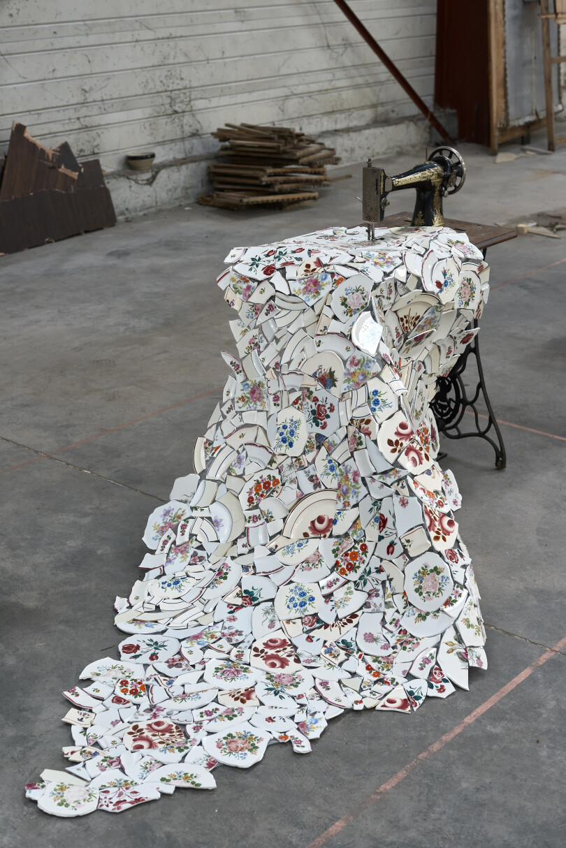 L'artiste indien Subodh Gupta trouve dans les objets du quotidien de la matière artistique.