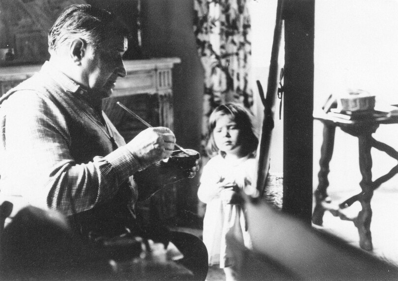 Marie-Victoire dans l’atelier de son grand-père, Serge Poliakoff.