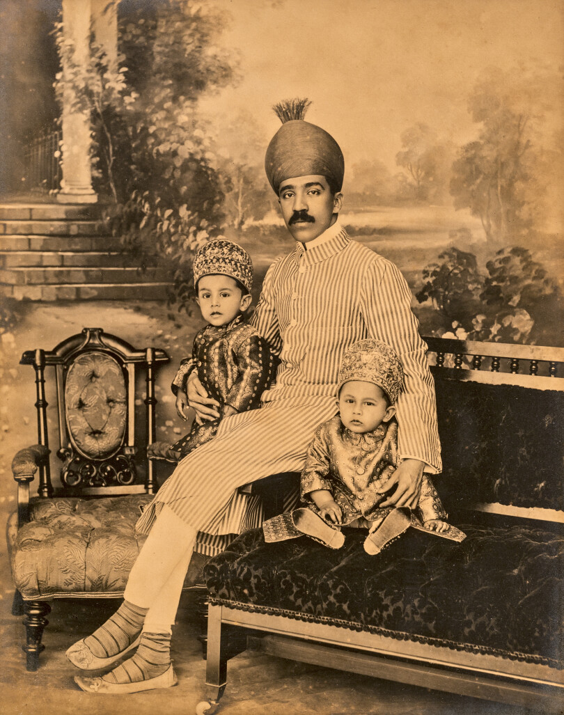Asaf VII, ici vers 1908 avec Sahebzada Azam Jah et Moazzam Jah Bahadur, deux de ses 34 enfants, est considéré comme la 7e fortune mondiale de tous les temps.