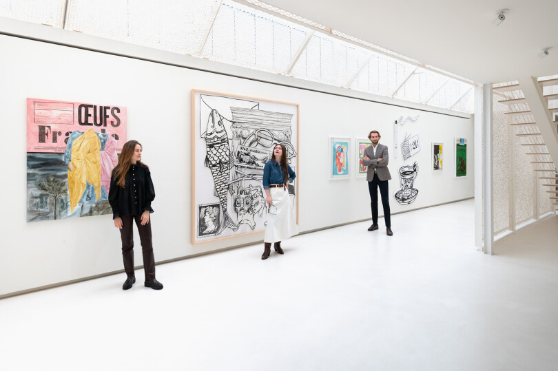 À la galerie Clavé Fine Art, Sacha met la dernière main à l’accrochage de ses œuvres en compagnie d’Annabelle Cohen-Boulakia et Antoine Clavé. Tous les trois ont grandi dans le monde de l’art et se connaissent depuis la maternelle.