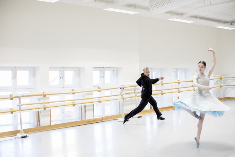 Nicolas Le Riche donne les ultimes indications à l’interprète de Cendrillon (Sarah Erin Keaveney) dans un studio dont la pente rappelle celle de la scène.