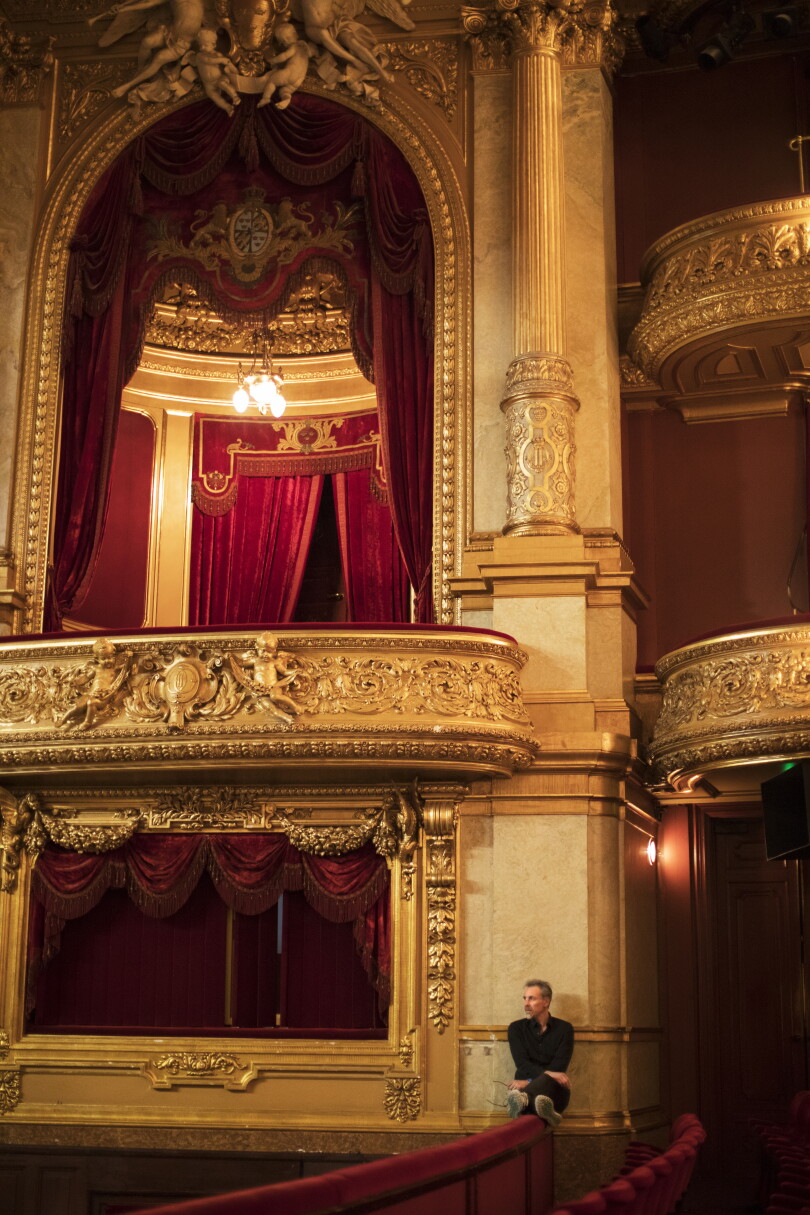 Nicolas Le Riche pose en bas de la loge royale qui n’est jamais accessible au public.