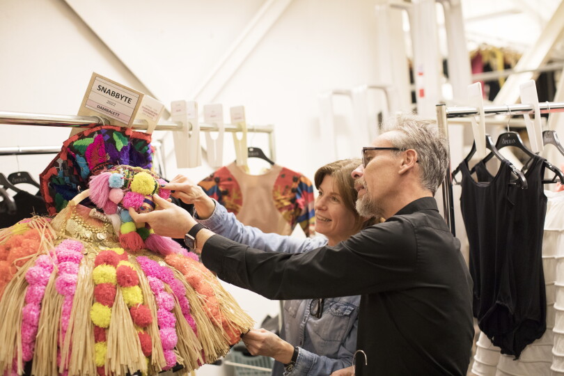Nicolas Le Riche vérifie avec la responsable des costumes l’état du tutu signé Christian Lacroix, composé de raphia et de pompons en papier.