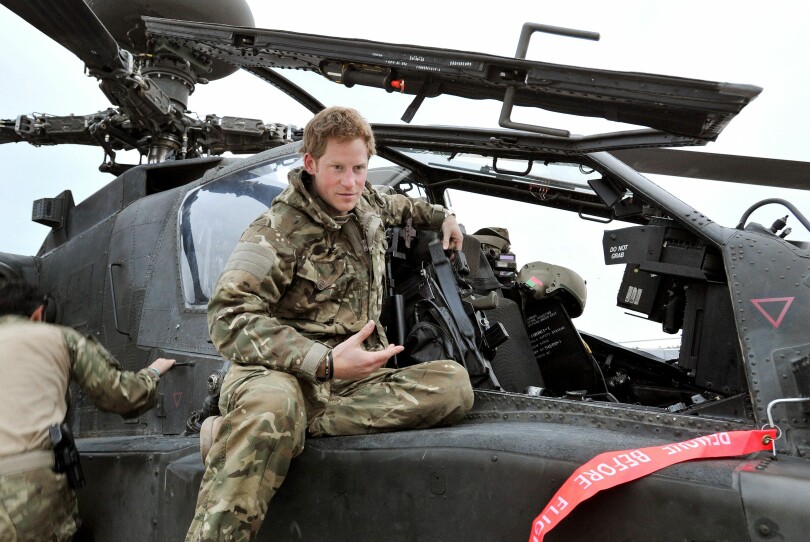 Harry assis sur le flanc d'un hélicoptère de combat. Ses années dans l’armée ont été bénéfiques au prince Harry. Mais ses aveux sur le nombre d’hommes qu’il aurait "éliminés" au combat font polémique.