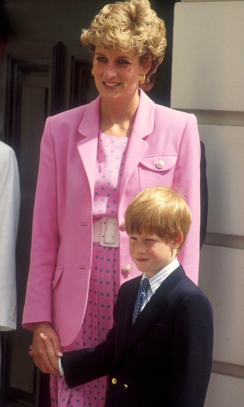 Le jeune prince Harry tenant la main de sa mère, la princesse Diana, en août 1992.
