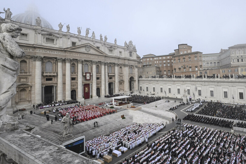 L’autel a été dressé sur le parvis de la basilique pour cette messe d’À Dieu qui rassemble 50 000 fidèles.