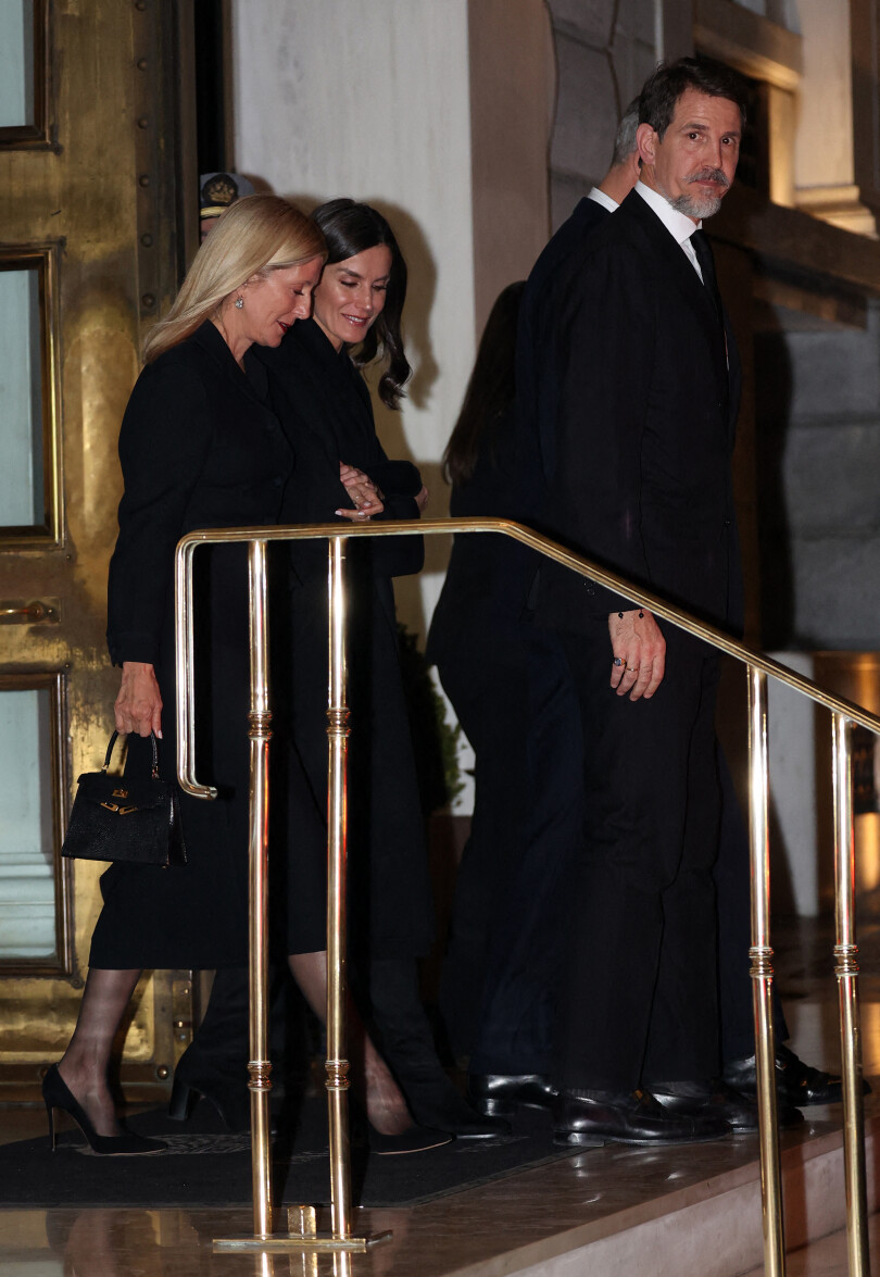 La reine Letizia d'Espagne et la princesse Marie-Chantal de Grèce sortent d'un restaurant, le 15 janvier 2023 à Athènes.