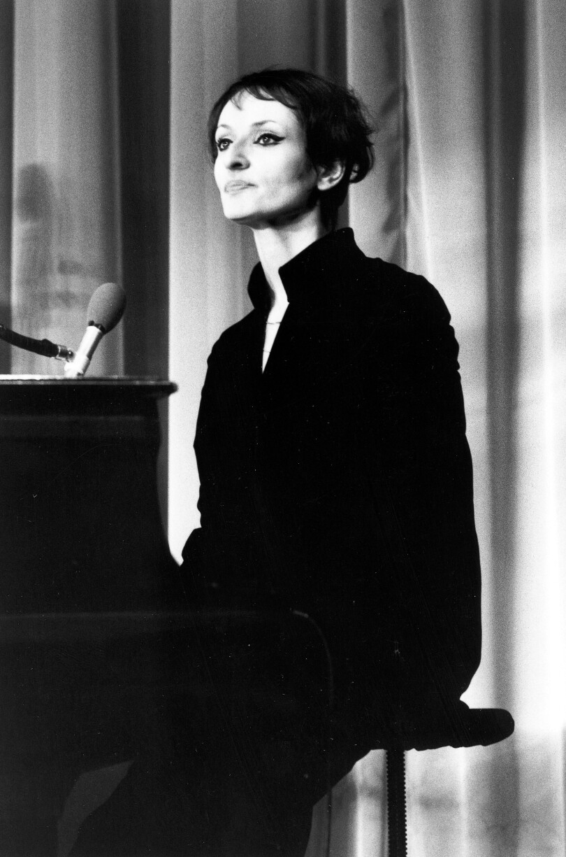 Barbara sur la scène de l'Olympia le 4 février 1969.