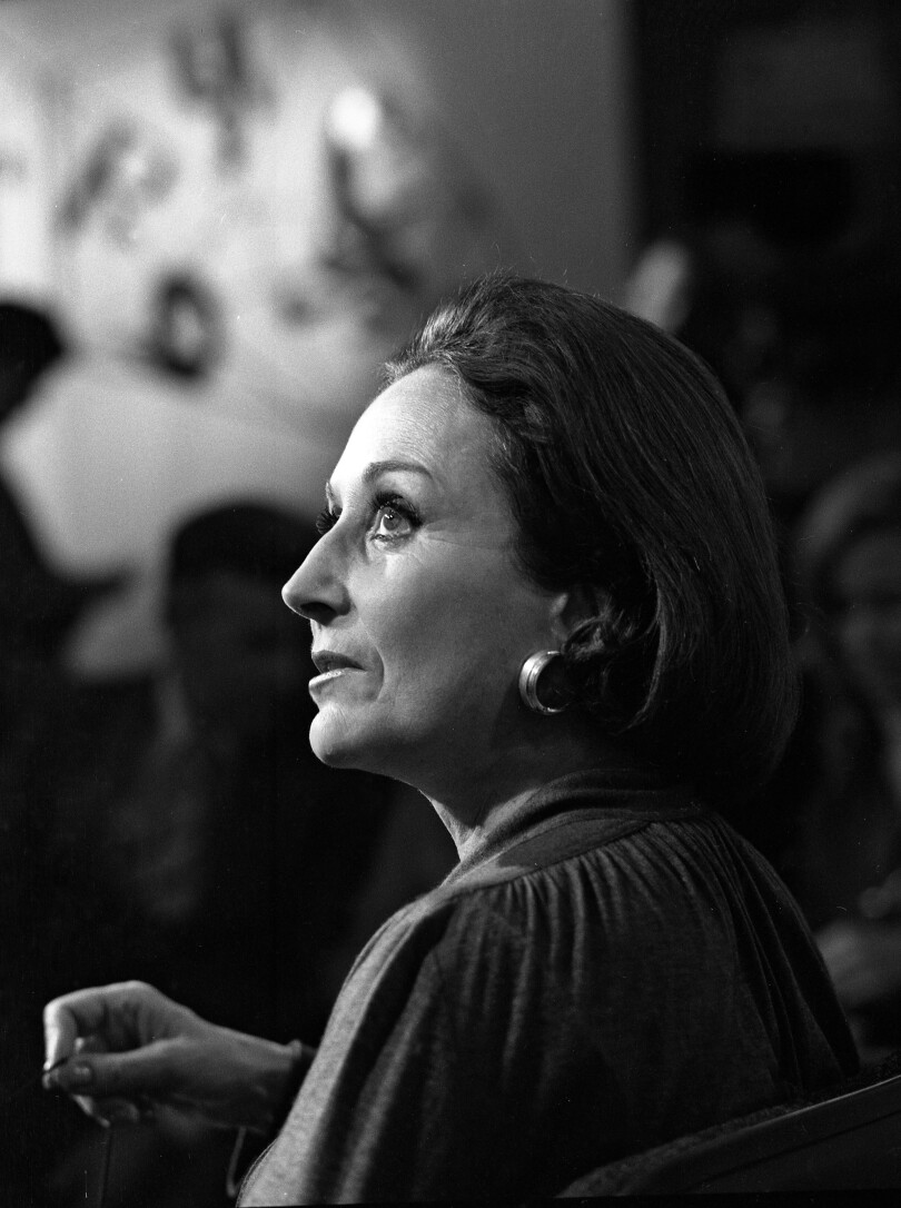 Pionnière du dialogue en direct à l’antenne avec les auditeurs, Menie Grégoire reçoit des centaines de lettres par semaine.