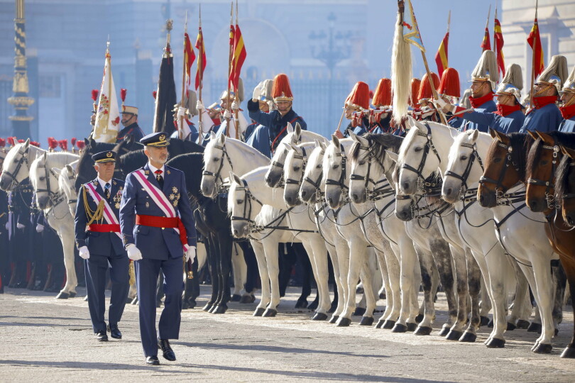Le roi Felipe VI, chef des Armées, passe la Guardia Real en revue. Il porte l’uniforme de capitaine général de l’Armée de l’air, le cordon de l’ordre de San Hermenegildo, qui récompense les mérites militaires, et au cou la Toison d’or.