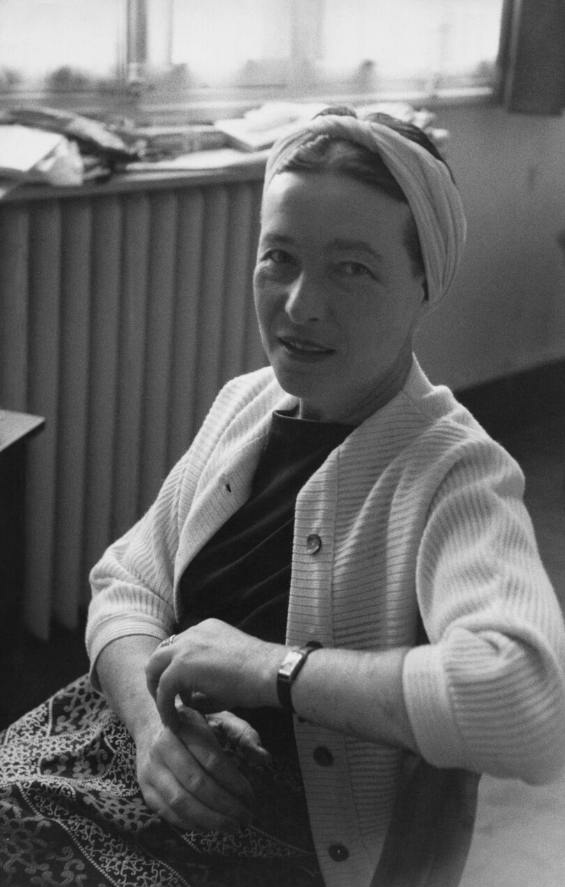 L'écrivaine et philosophe française Simone de Beauvoir photographiée dans les années 1950.