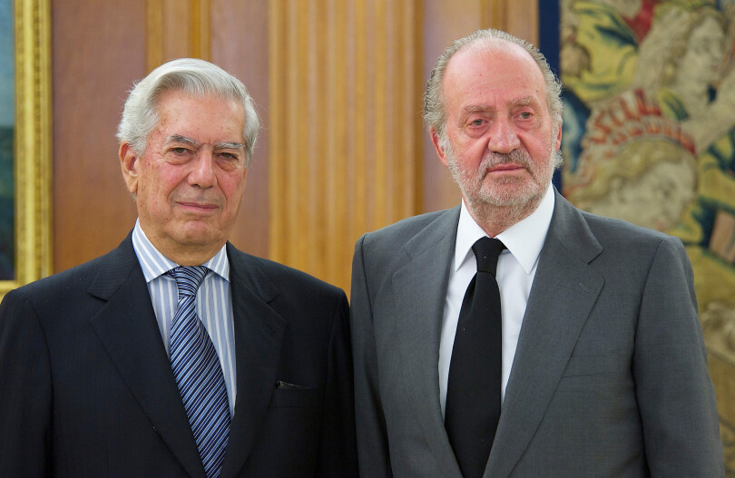 Le roi Juan Carlos reçoit l'écrivain et prix Nobel de Littérature Mario Vargas Llosa au palais de la Zarzuela le 11 mai 2011 à Madrid.