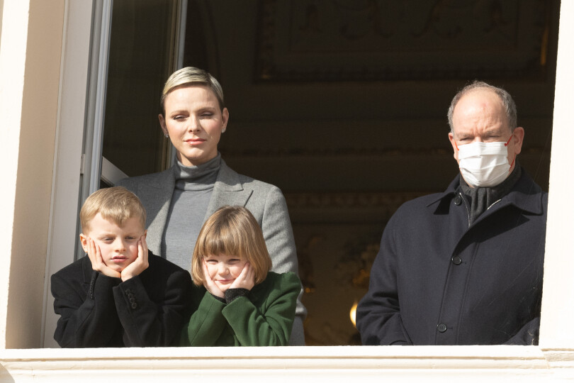 Le vendredi 27 janvier 2023, au deuxième jour des célébrations de la Sainte Dévote, Charlène de Monaco et ses enfants sont apparus au balcon du Palais en compagnie du souverain masqué car atteint de la Covid-19.