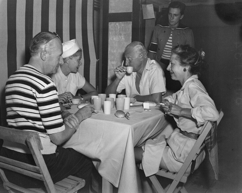 Le photographe britannique Cecil Beaton, Miss Wilson, Charles de Beistegui et Lilian Ralli à Venise en septembre 1951.