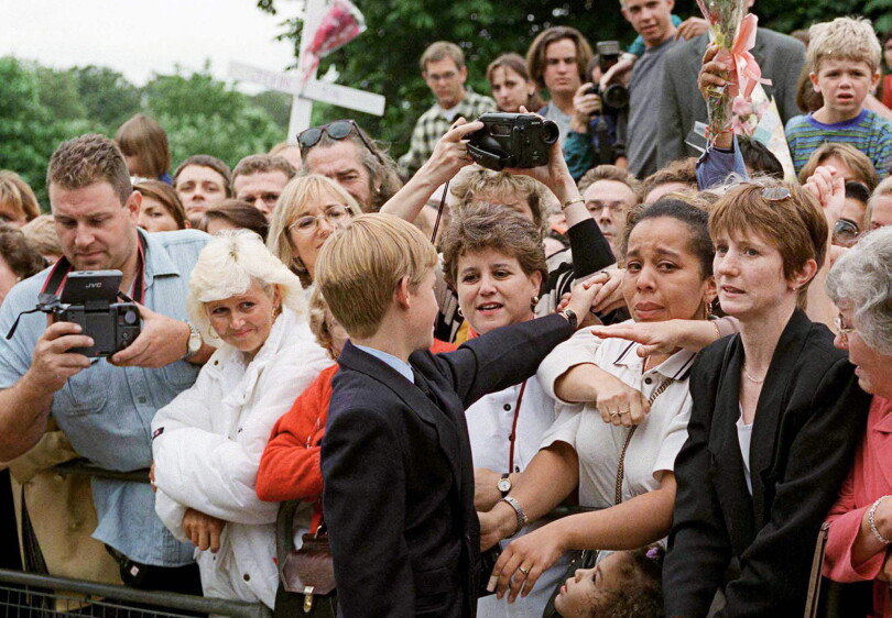 Le prince Harry serrant les mains, mouillées de larmes, d'une foule venue honorer la princesse Diana à sa mort.