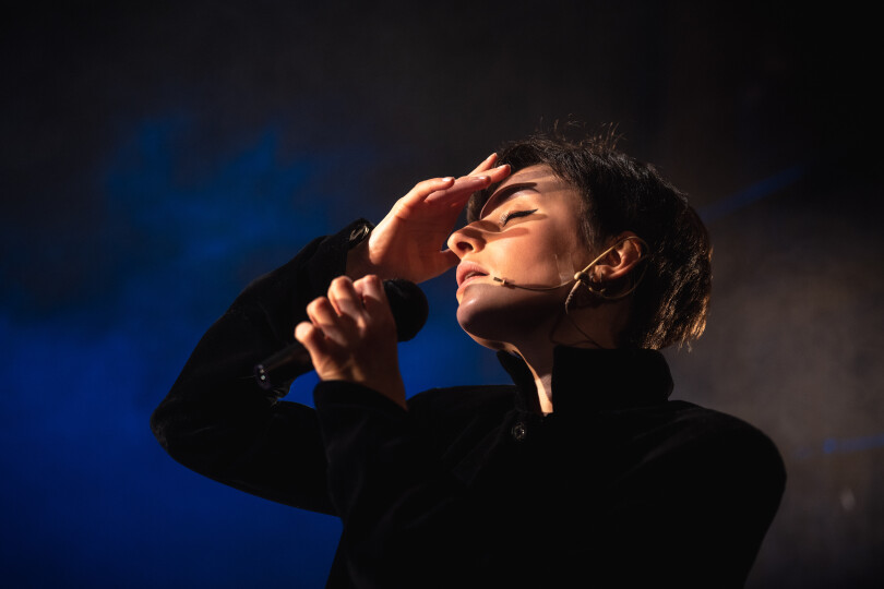 Au Théâtre Hébertot, Pauline Chagne incarne une Barbara rêvée, libre, drôle, symbole d’émancipation féminine.
