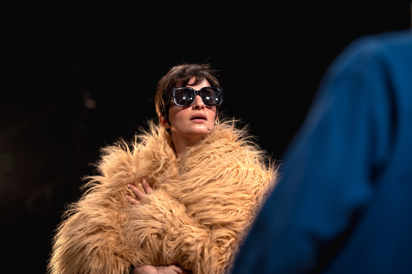 Au Théâtre Hébertot, Pauline Chagne incarne une Barbara rêvée, libre, drôle, symbole d’émancipation féminine.