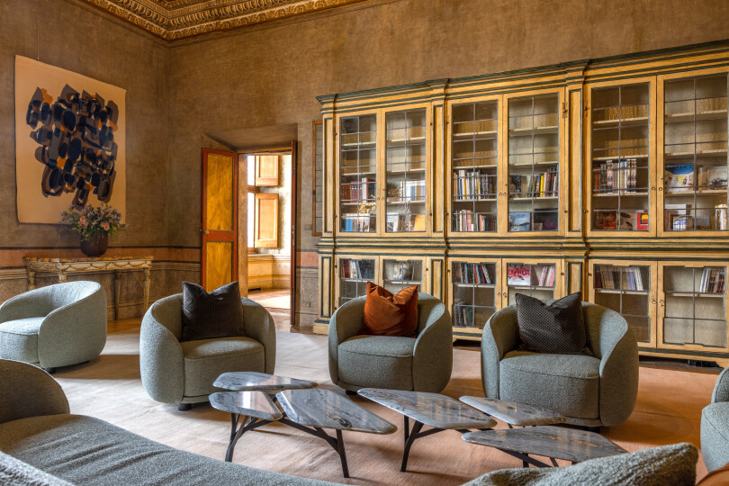 Éclectique, le Salon des pensionnaires associe les créations de Chiara Andreotti et Noé Duchaufour-Lawrance à la tapisserie de Raoul Ubac.