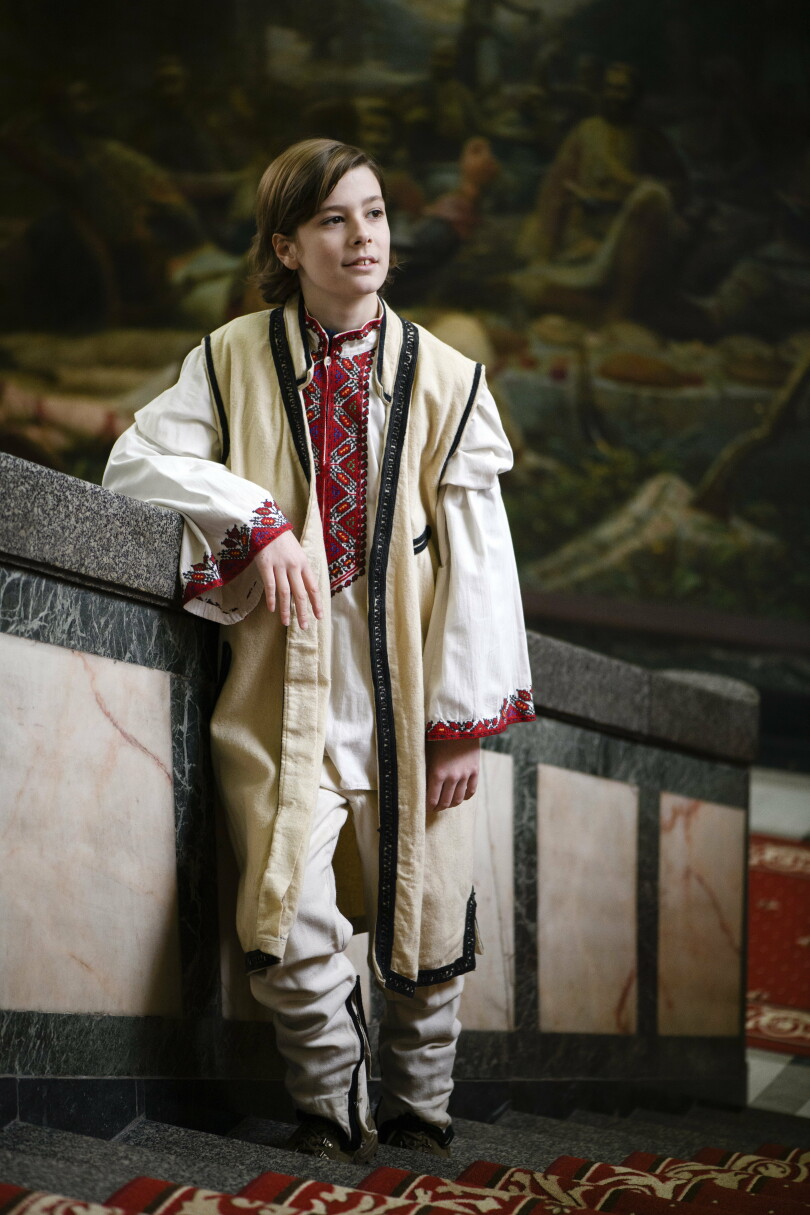 Siméon Hassan de Bulgarie avec ses parents la princesse Kalina de Bulgarie et Kitín Muñoz lors de rituelles mascarades de la région de Pernik.