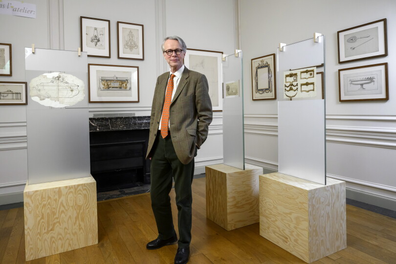 Reinier Baarsen dans la partie de l’exposition consacrée aux Valadier, orfèvres romains des XVIIIe et XIXe siècles.