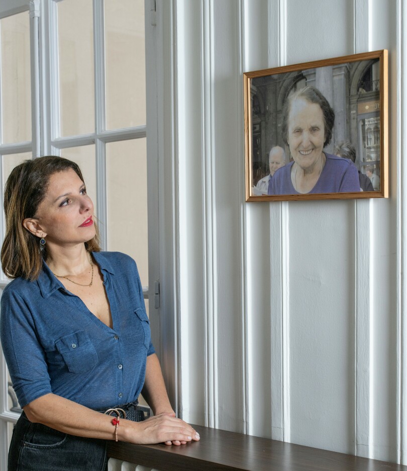 Dans son livre Une reine, Judith Elmaleh rend hommage à sa grand-mère Mimi, ici en photo, qui a eu une vie singulière en ayant donné trois de ses sept enfants à la première épouse de son mari.