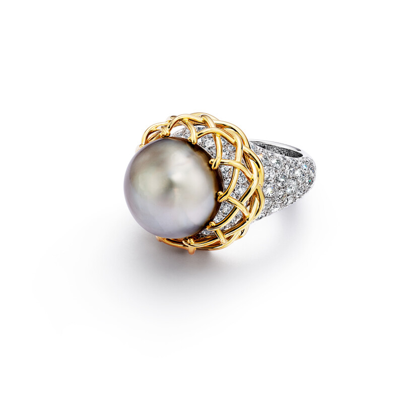 Une bague ornée d’une perle noire de 15 carats.