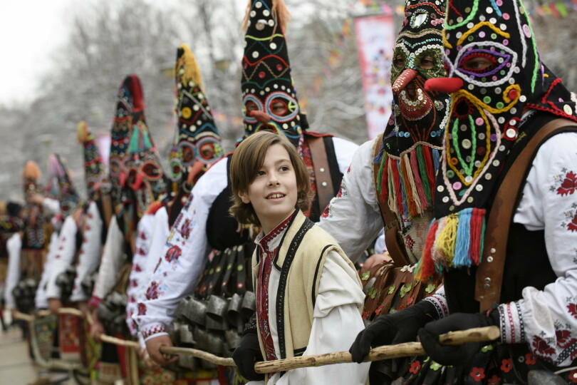 La princesse Kalina de Bulgarie et son époux, Kitín Muñoz, sillonnent la Bulgarie pour une série documentaire sur les coutumes du pays. Leur fils Siméon Hassan les a accompagnés aux rituelles mascarades de la région de Pernik.