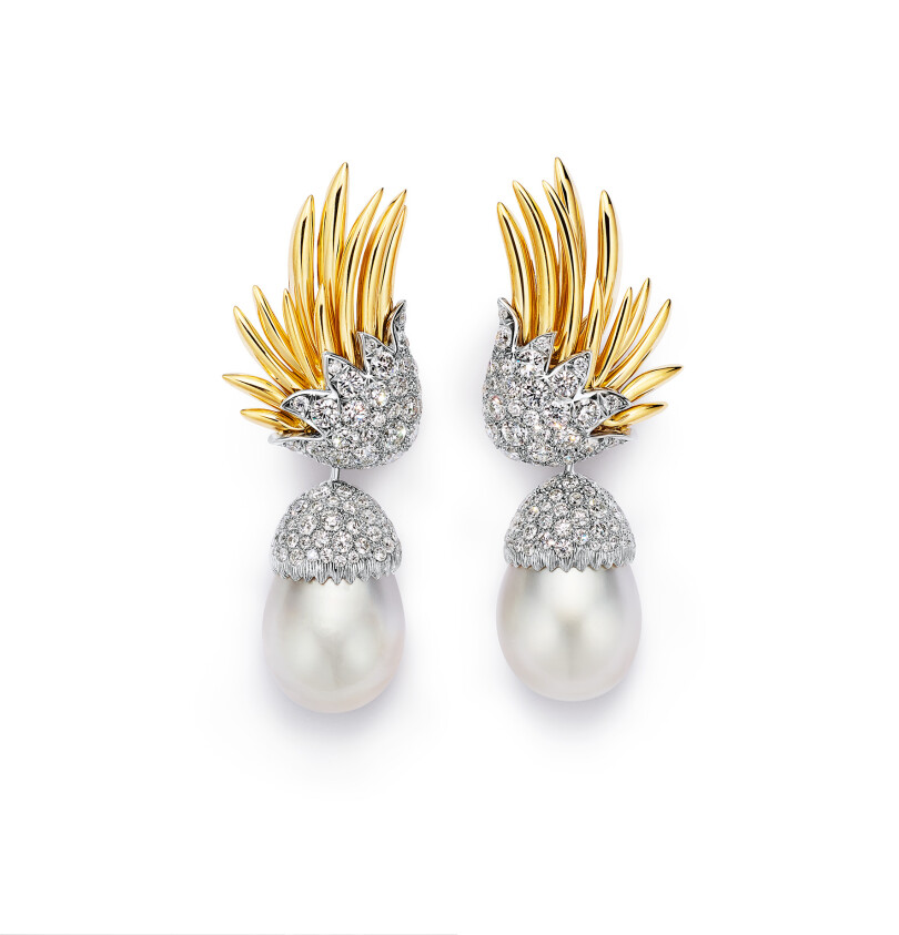 Les deux perles poire serties sur les pendants d’oreilles pèsent 18 carats.