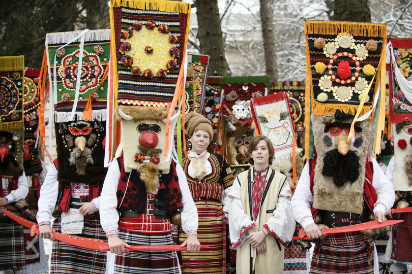 La princesse Kalina de Bulgarie et son époux, Kitín Muñoz, sillonnent la Bulgarie pour une série documentaire sur les coutumes du pays. Leur fils Siméon Hassan les a accompagnés aux rituelles mascarades de la région de Pernik.