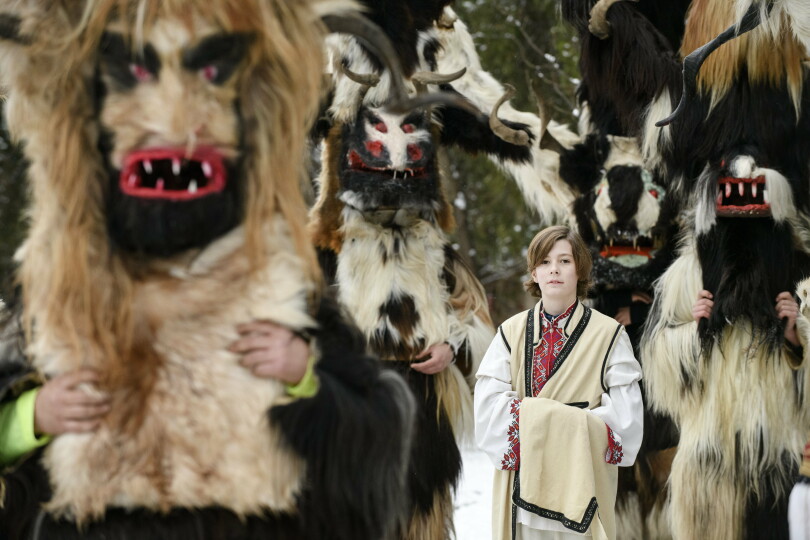 Siméon Hassan de Bulgarie lors de rituelles mascarades de la région de Pernik.