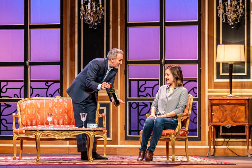 Avec Hadrien Raccah, Judith Elmaleh a imaginé l’histoire d’Antoine (Elie Semoun) qui invite pour la première fois dans un palace sa femme Pauline (Julie de Bona). Et la suite n’a rien de la Saint-Valentin...