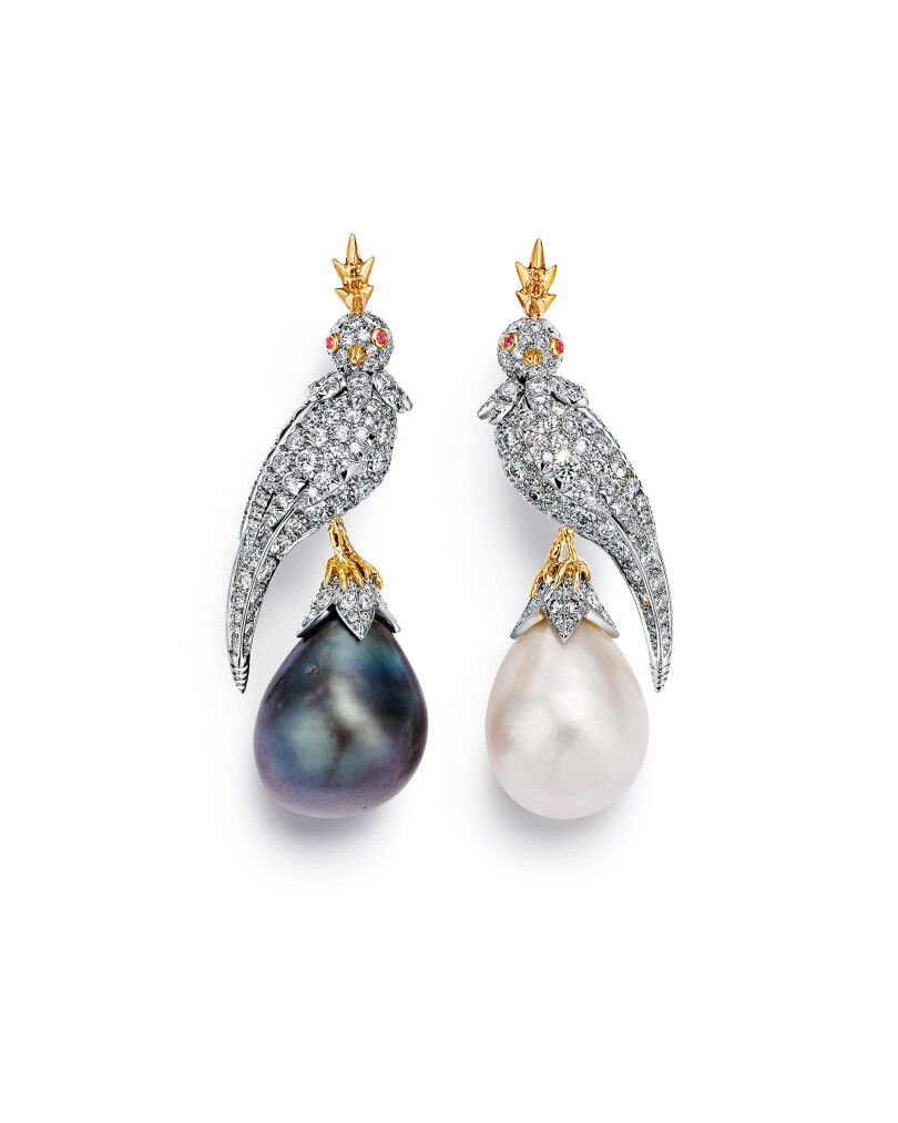 Paire de pendants d’oreilles, sertis de deux perles poire, noire et blanche, d’un poids global de 32 carats.
