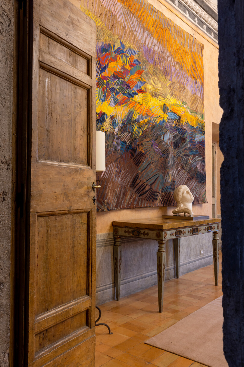 Le Petit salon et son Champ ensoleillé balayé par le vent de Sheila Hicks, deux des neuf tapisseries de la collection du Mobilier national présentes à la villa.