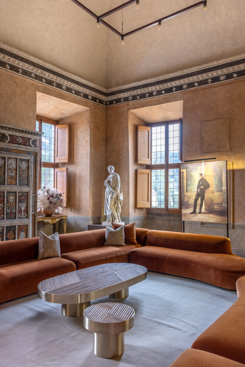 Parmi les six espaces restaurés, le Petit salon combine, sous une dominante orangée, un canapé de Toan Nguyen et des tables basses de Chiara Andreatti.