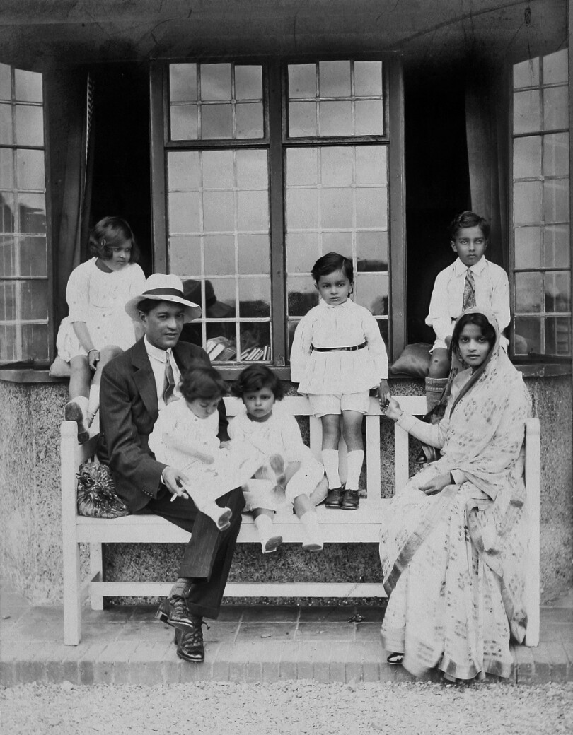 Quatrième des cinq enfants d’Indira et Jitendra de Cooch Behar, Gayatri Devi, ici assise à côté de son père, grandit élevée par sa mère, entre l’Europe et l’Inde.