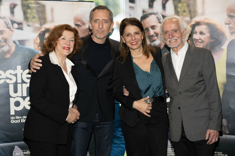 Gad et Judith Elmaleh entourés de leurs parents, Régine et David, lors de la première du film de Gad Reste un peu, le 15 novembre 2022, à Paris.