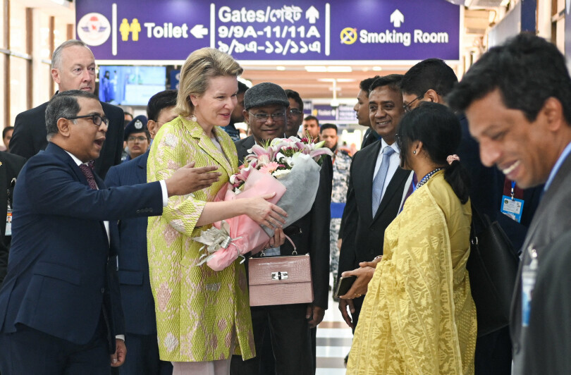 Mathilde de Belgique est accueillie par le ministre des Affaires étrangères du Bangladesh, AK Abdul Momen, et l'ambassadeur de Belgique au Bangladesh, Didier Verhasselt, à son arrivée à l'aéroport de Dhaka, le 6 février 2023.