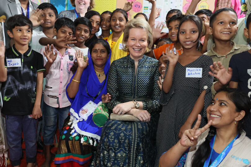 La reine Mathilde de Belgique pose avec des élèves et des enseignants lors d'une visite d'un centre d'apprentissage accéléré UNICEF/SUROVI ABAL, à Dhaka, le 6 février 2023.