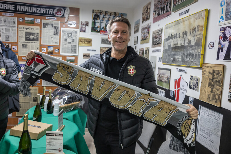 Au quartier général de l’association de tisofi Passione Popolare, à Torre Annunziata. L’annonce de la reprise du club par le prince a été chaleureusement accueillie.