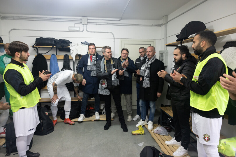 Dans les vestiaires, le prince est entouré, à droite, de Nazario Matachione, président du club, et de son vice-président Arcangelo Sessa, à gauche.