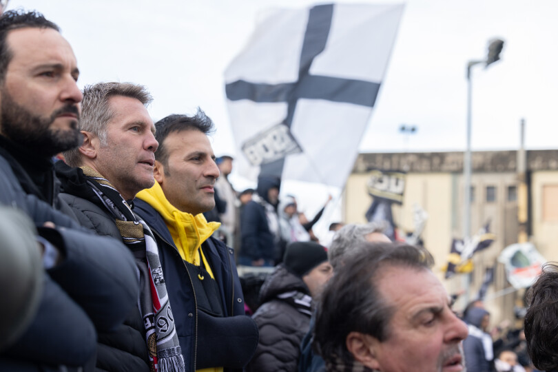 Jour de match. Au milieu des tifosi, le prince assiste à la rencontre qui oppose son équipe à celle de Pompéi où a lieu la rencontre.