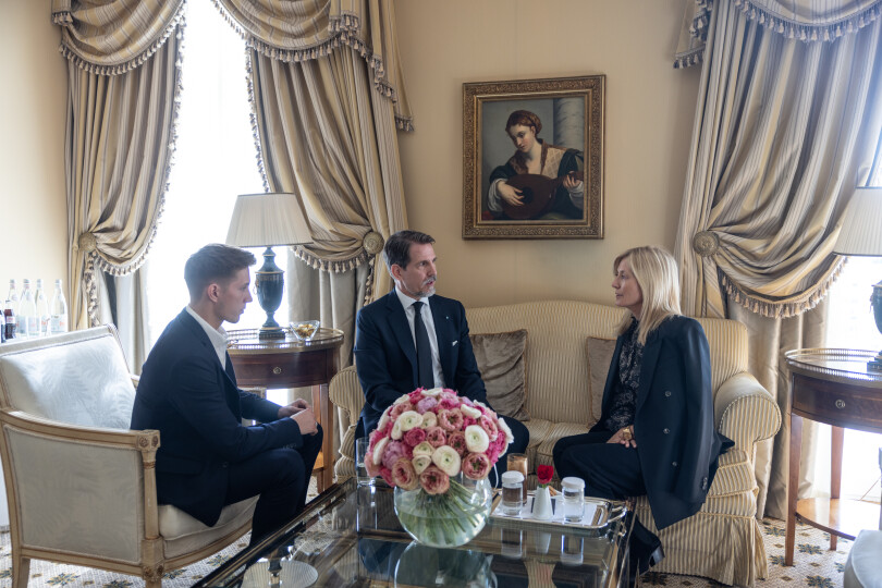 À l’issue de la cérémonie très recueillie de la Mnimosino, le prince Pavlos, son épouse la princesse Marie-Chantal et le diadoque Constantin se retrouvent dans une suite de l’Hôtel Grande-Bretagne, au centre d’Athènes.