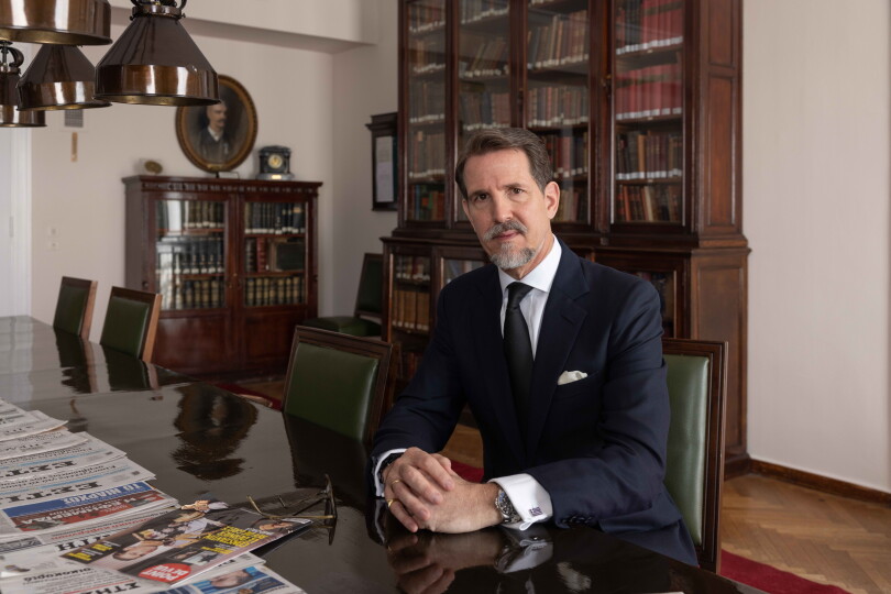 À l’Athens Club, le prince Pavlos retrouve le portrait de sa grand-mère la reine Frederika.