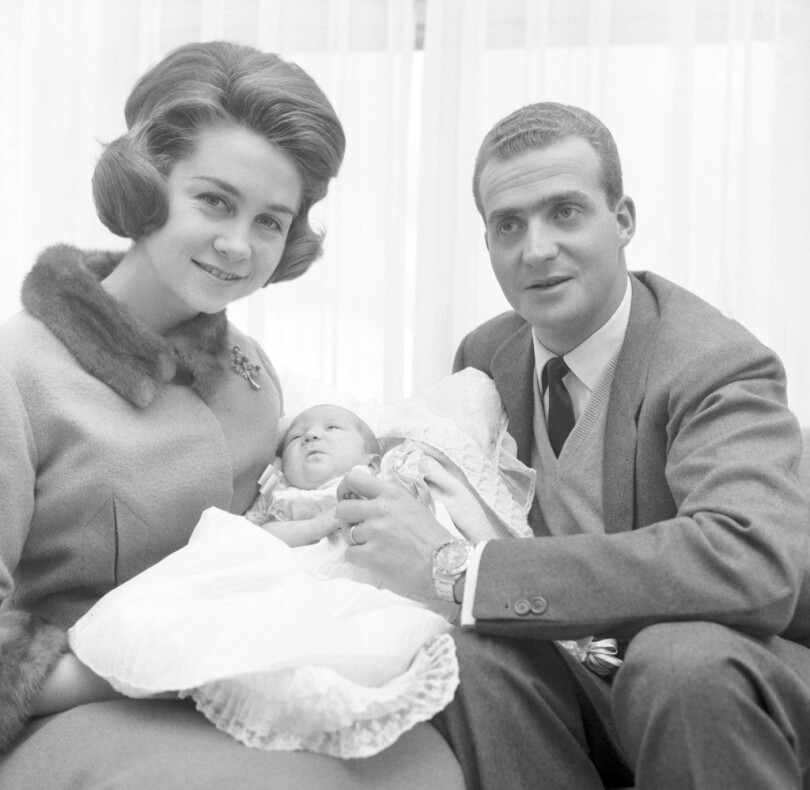 Le roi Juan Carlos et la reine Sophie d'Espagne avec leur fille aînée l'infante Elena au palais de la Zarzuela, en 1964.