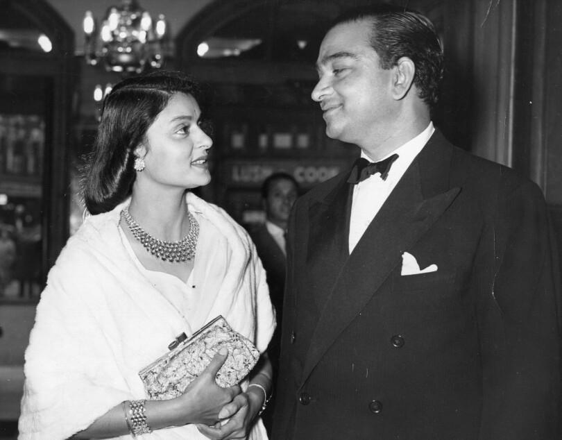 Gayatri et Jai, un power couple au Garrick Theatre de Londres, en 1955.