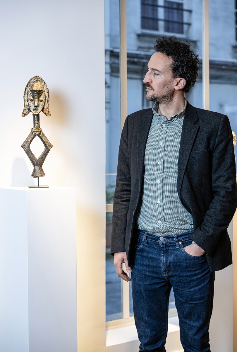 Nicolas admire une figure reliquaire Shamaye du Gabon.